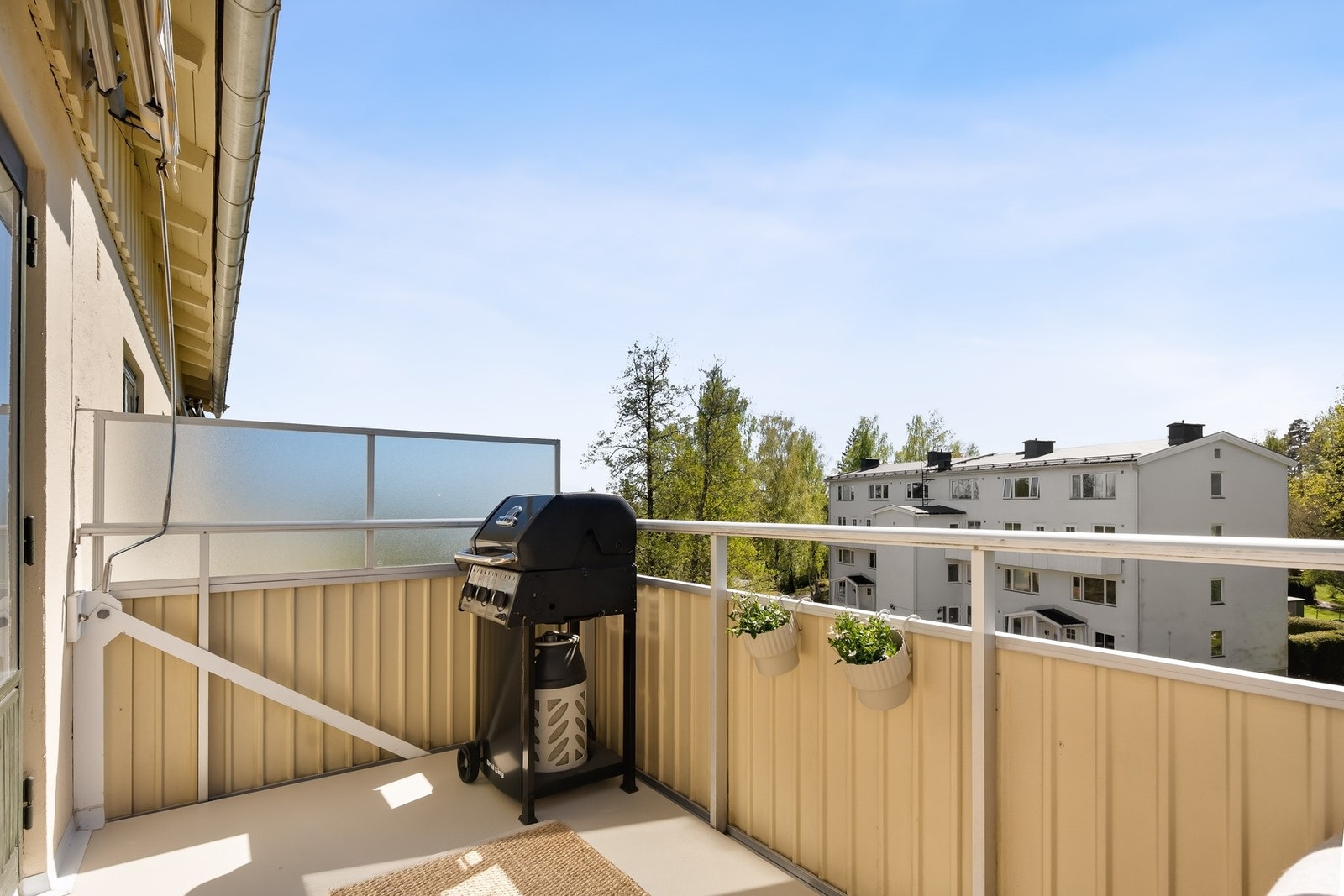 Balkongen er utstyrt med en praktisk markise. Galleribilde