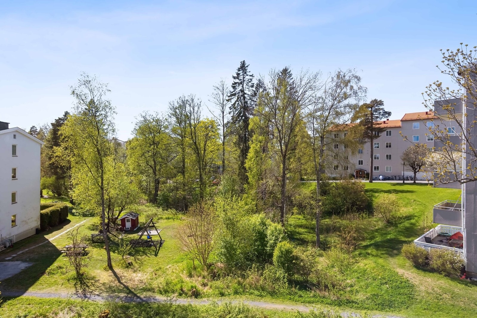 Balkongen byr på flott utsikt og gode solforhold, med sol fra ca. kl. ... til ca. kl. ... på sommerstid i følge selger. Galleribilde