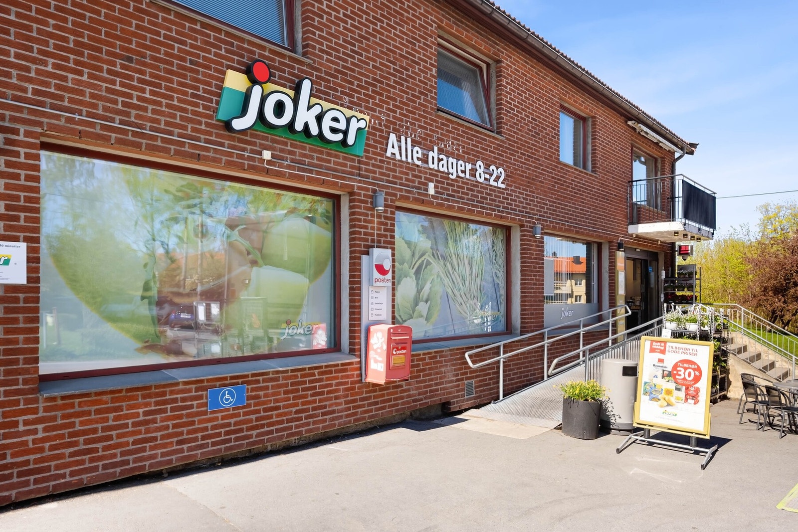 Joker med søndagsåpent og posttjenester ligger få meter unna. Galleribilde