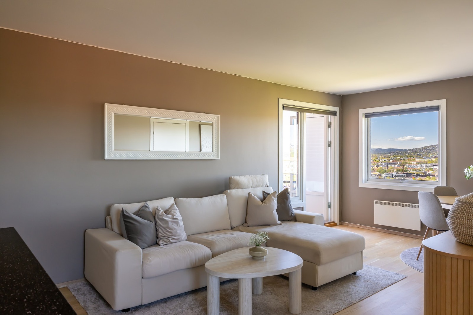 Naturlig definerte soner for både sofa, tv og spiseplass. Galleribilde