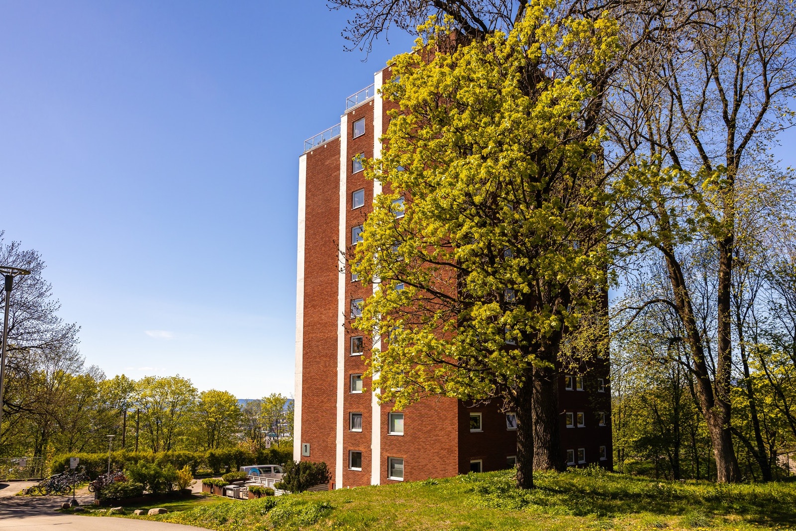 Boligen har attraktiv beliggenhet i sentralt og veletablert boligområde mellom Lille Tøyen, Keyserløkka, Kampen Hageby og Kampen Park, med Tøyenparken og Hasleparken like i nærheten. Galleribilde