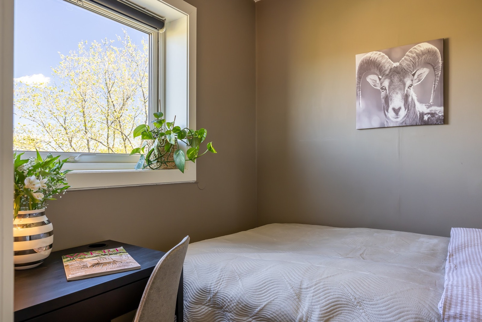Opprinnelig kjøkken er i dag innredet med seng og kontorløsning. Rommet tilfredsstiller ikke volumkrav til å benevnes som et oppholdsrom, som f.eks. soverom. Galleribilde