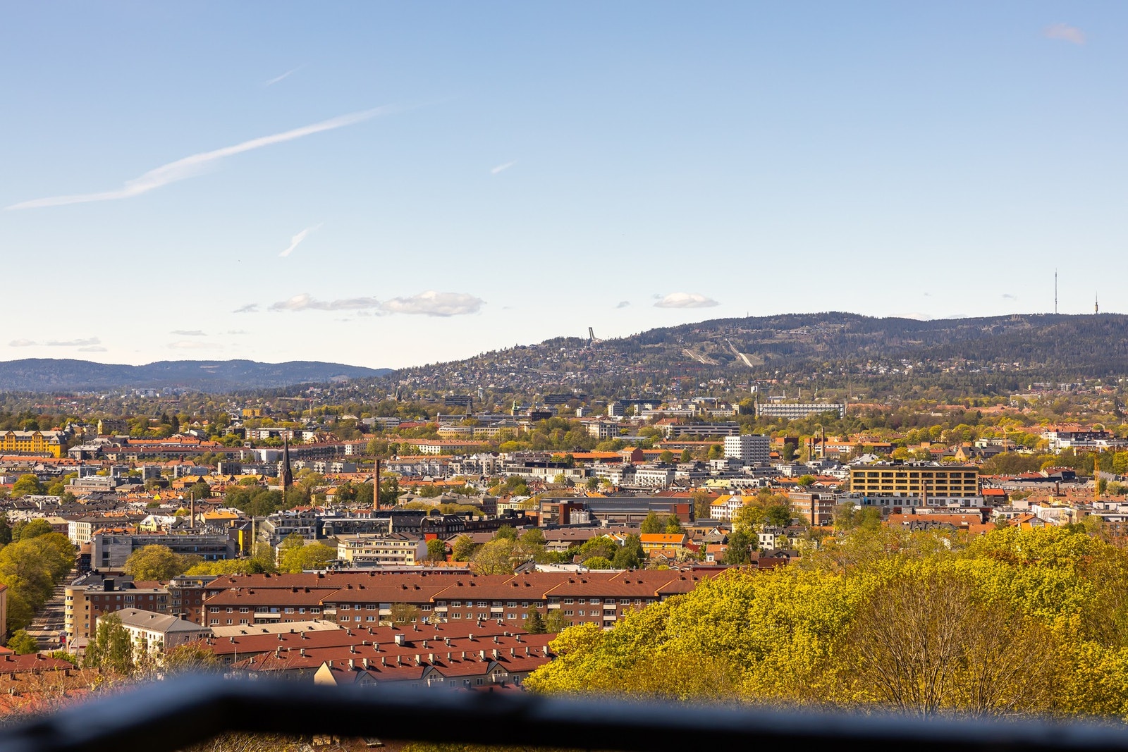 Utsikten mot Oslo fjorden i sør og Holmenkollen mot vest. Galleribilde