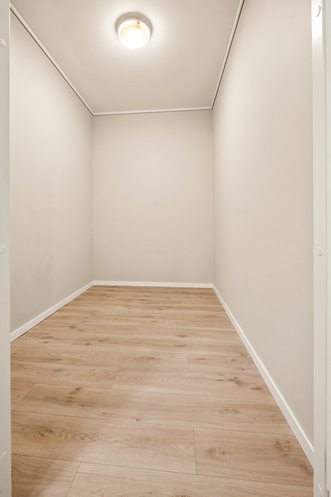 I tillegg til en bod i kjelleren, har leiligheten en praktisk innvendig bod for ekstra lagring. Galleribilde