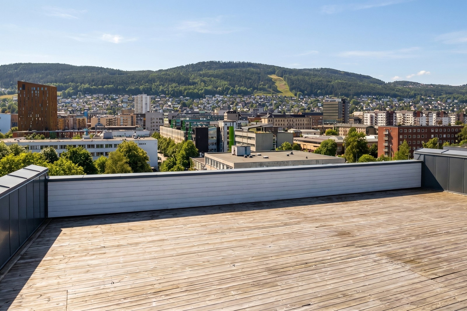 Bygget har en stor, felles takterrasse som er tilgjengelig for alle beboerne. Galleribilde