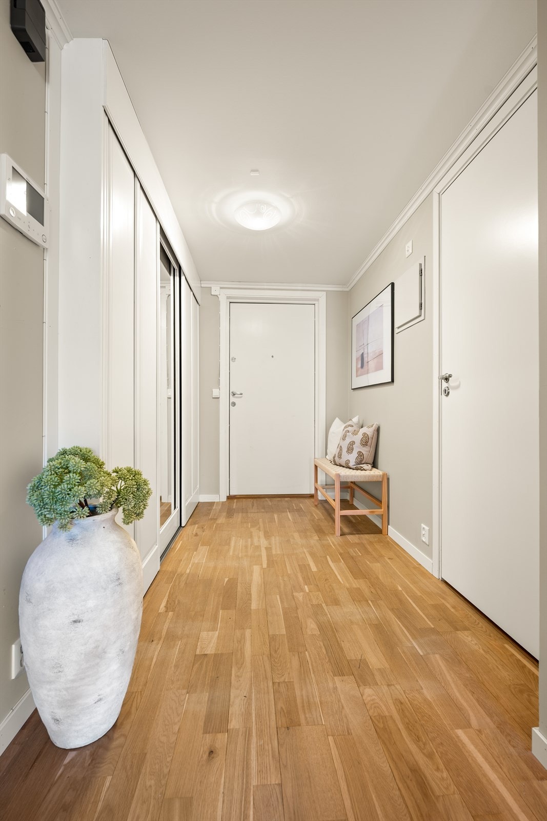 En romslig entré ønsker velkommen inn. Galleribilde