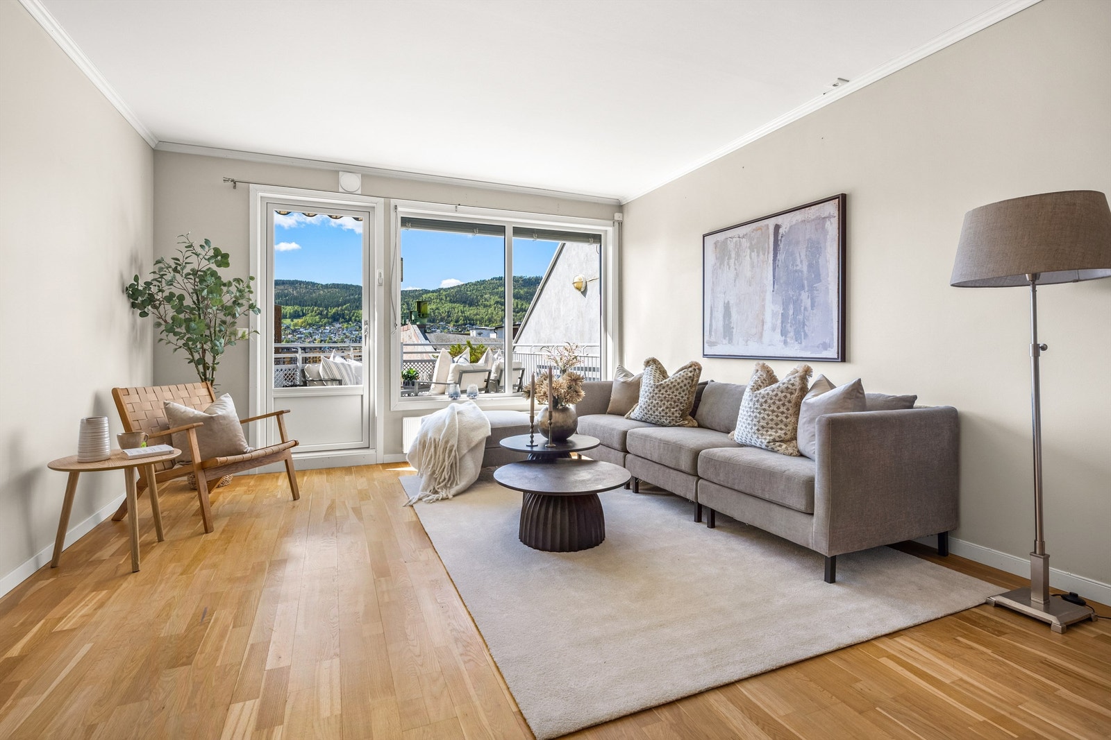 Stuen har god plass til en romslig sofagruppe og utgang til den solrike balkongen. Galleribilde