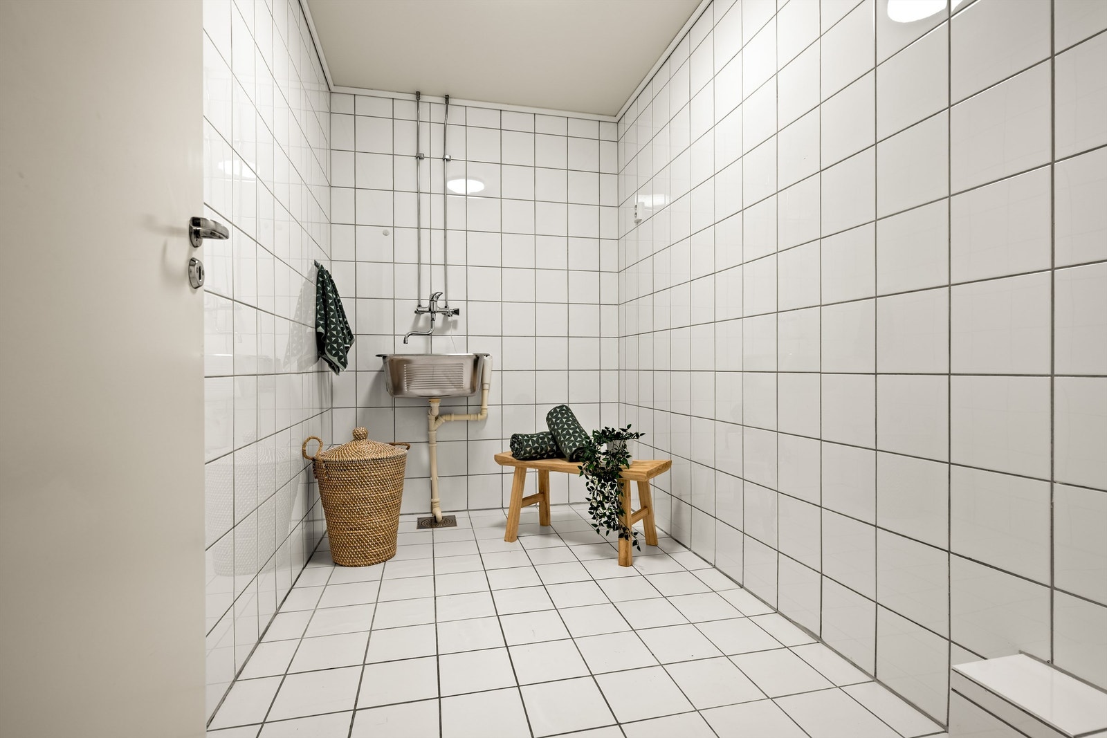Leiligheten har et separat og praktisk vaskerom med flislagte overflater, utslagsvask og opplegg for vaskemaskin. Galleribilde