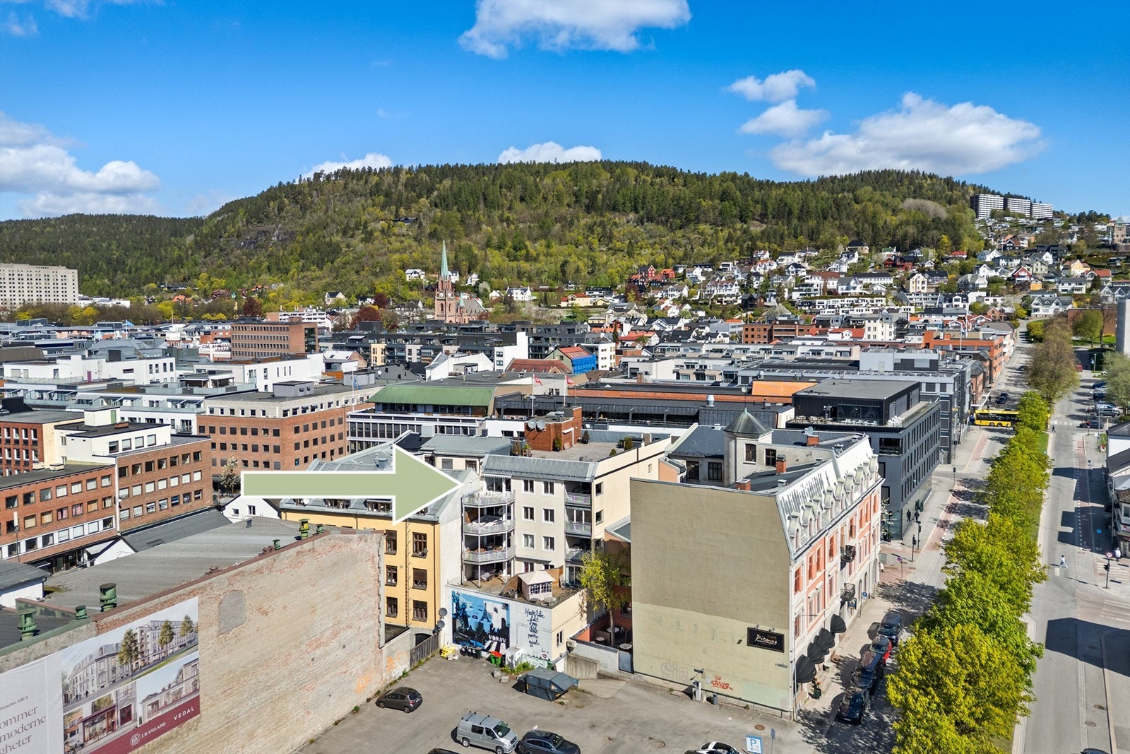Det medfølger egen biloppstillingsplass i felles garasjekjeller. Galleribilde