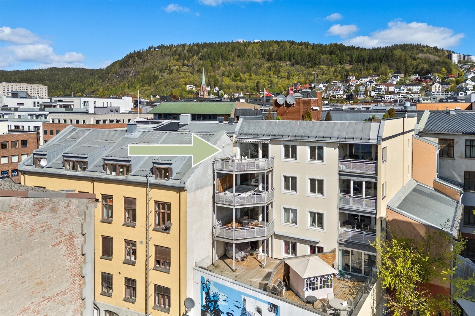 Leiligheten ligger i byggets 5. etasje, med heisadkomst. Galleribilde