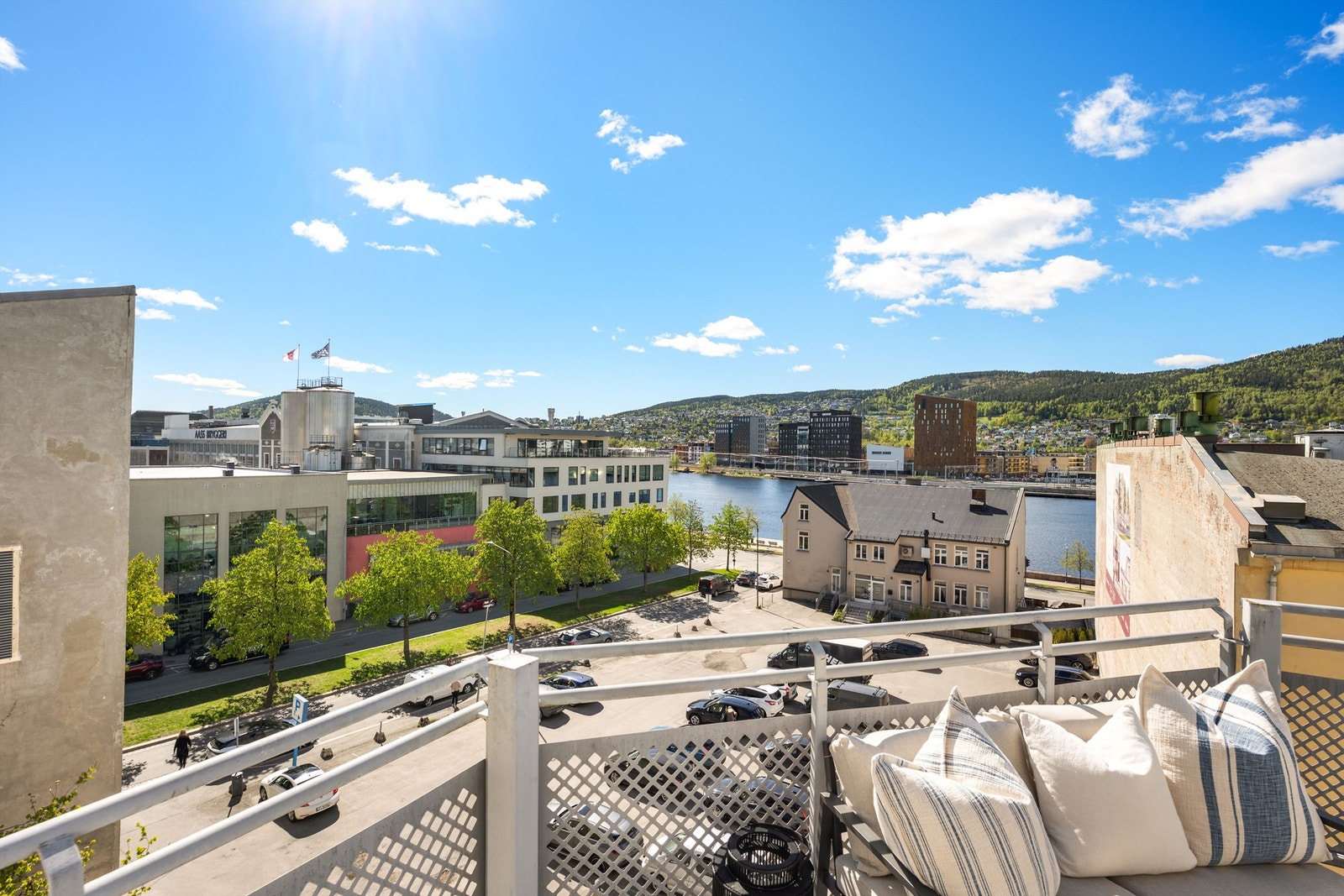 Fra balkongen har man en fin utsikt over nærområdet og mot elven. Galleribilde