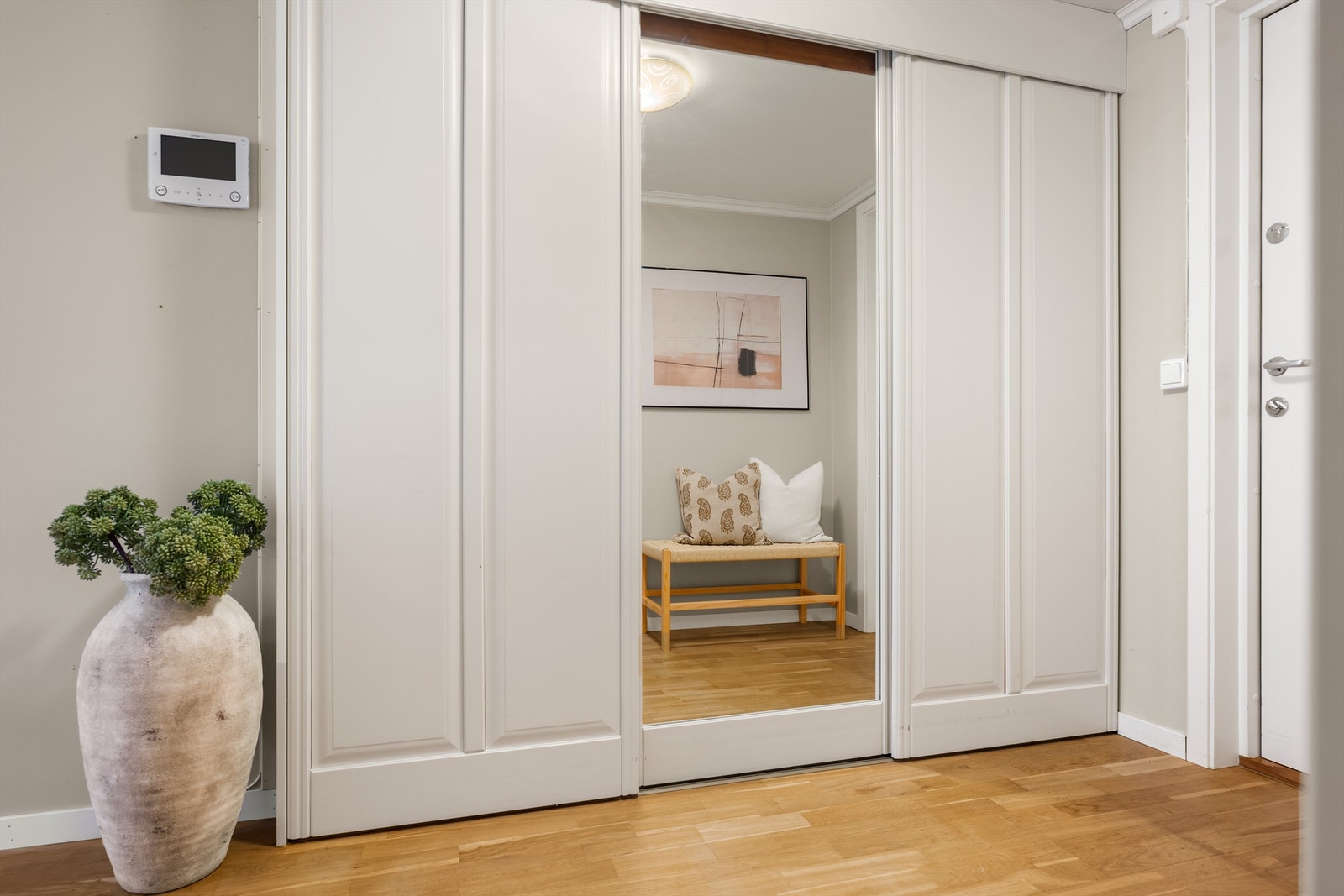 Skyvedørsgarderobe i gangen gir praktisk og plassbesparende oppbevaring. Galleribilde