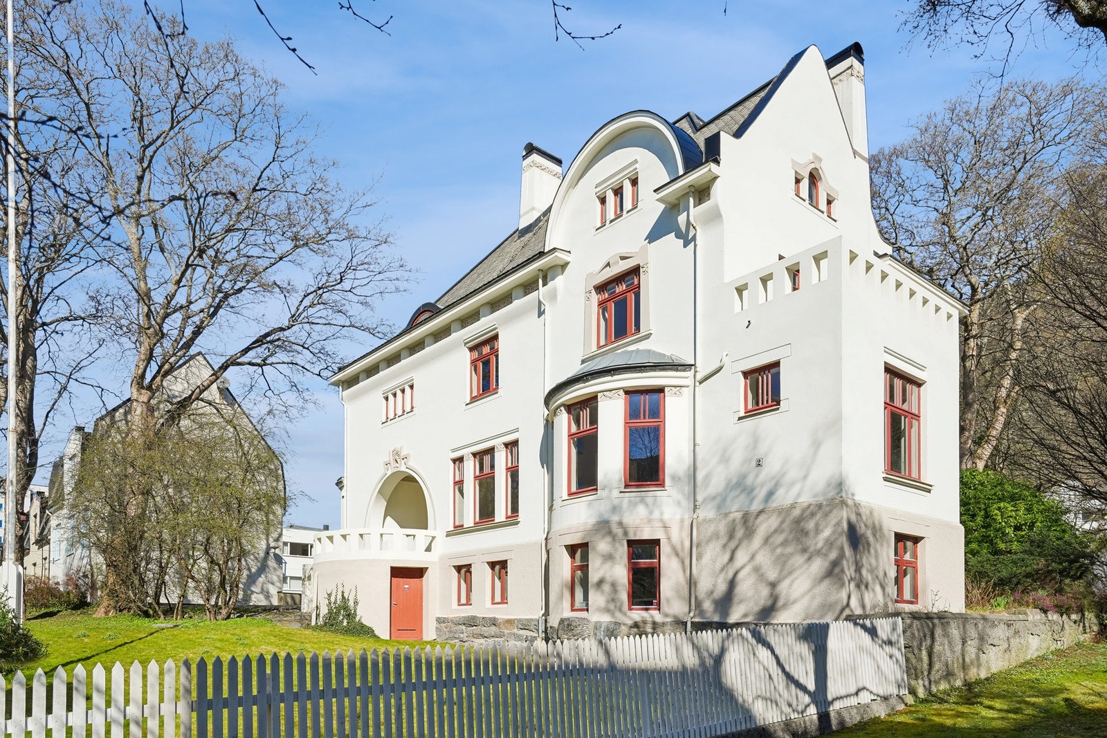 Villaen er vestvendt, og ligger fint til på en solrik tomt midt i beste bysentrum. Galleribilde
