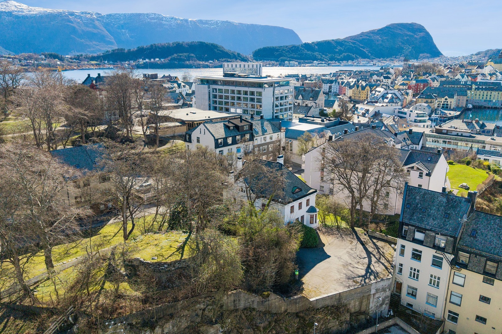 Samtidig som beliggenheten er meget sentral, ligger boligen rolig, tilbaketrukket og nærmest landlig til ved Byfjellet Aksla Galleribilde