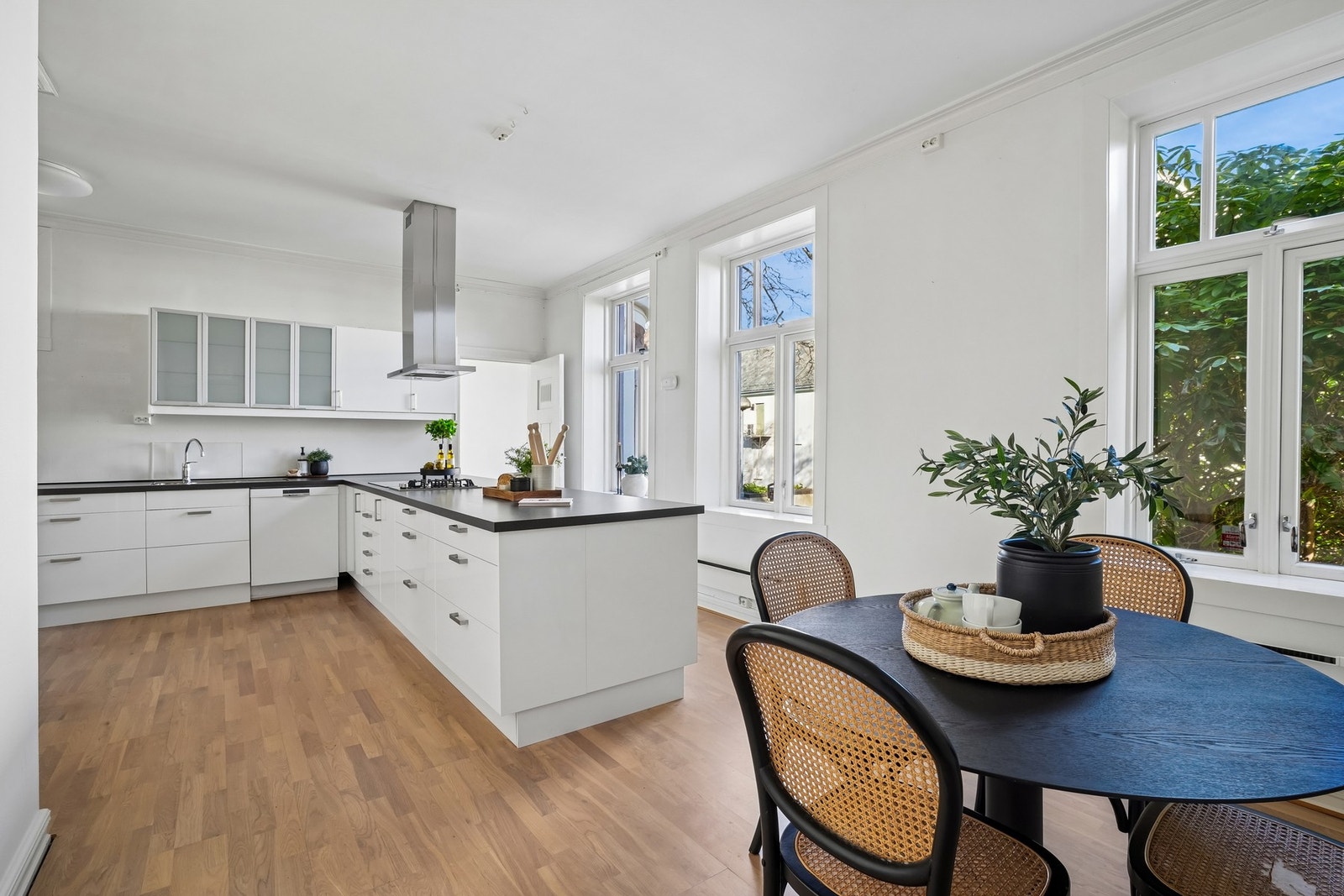 Kjøkkenet har en egen spiseplass for koselige frokoster og rolige morgenstunder. Galleribilde