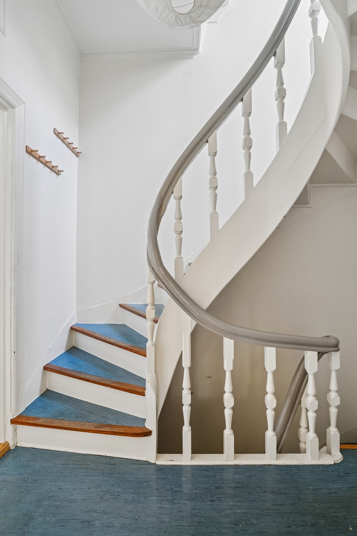 Det er to trappeløp i huset. Galleribilde