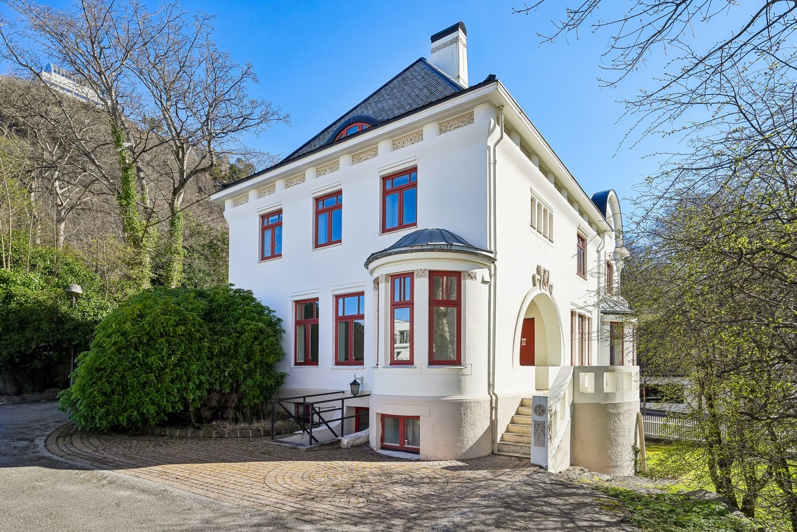 Huset har blitt omtalt som Norges aller mest typiske jugendvilla . Velkommen til visning - husk påmelding! Galleribilde