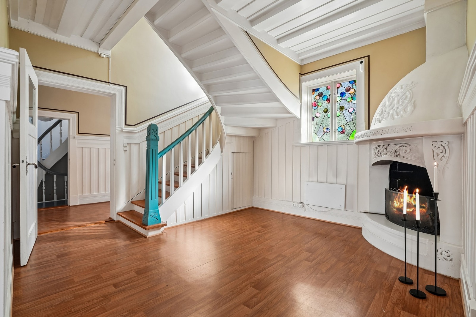 Tilknyttet entréen ligger det en herskapelig hall med elegant peis og nydelig glassmaleri. Galleribilde