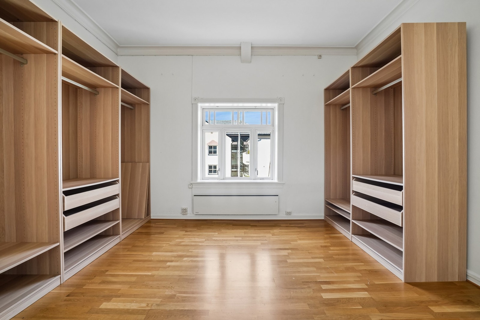 Hovedsoverommet har et eget walk-in closet av svært god størrelse. Galleribilde