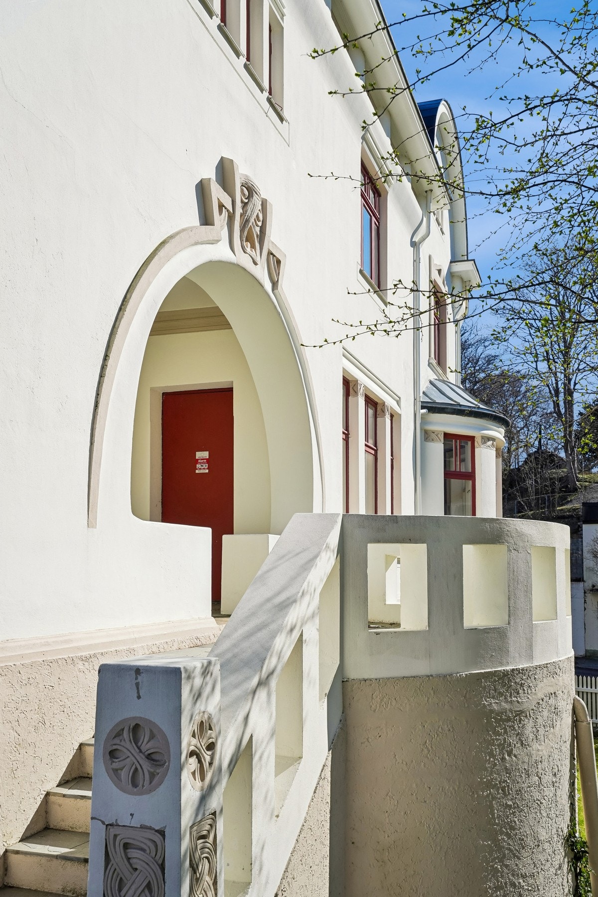 Utenfor spisestuen har villaen en buet terrasse som måler ca. 14 kvm. Galleribilde