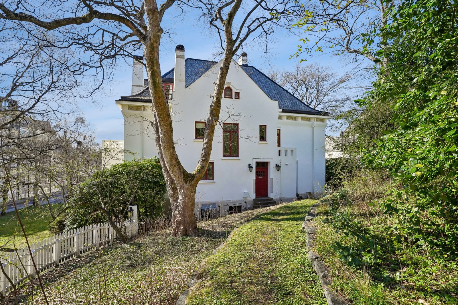 Tomten er over 2 mål. Galleribilde