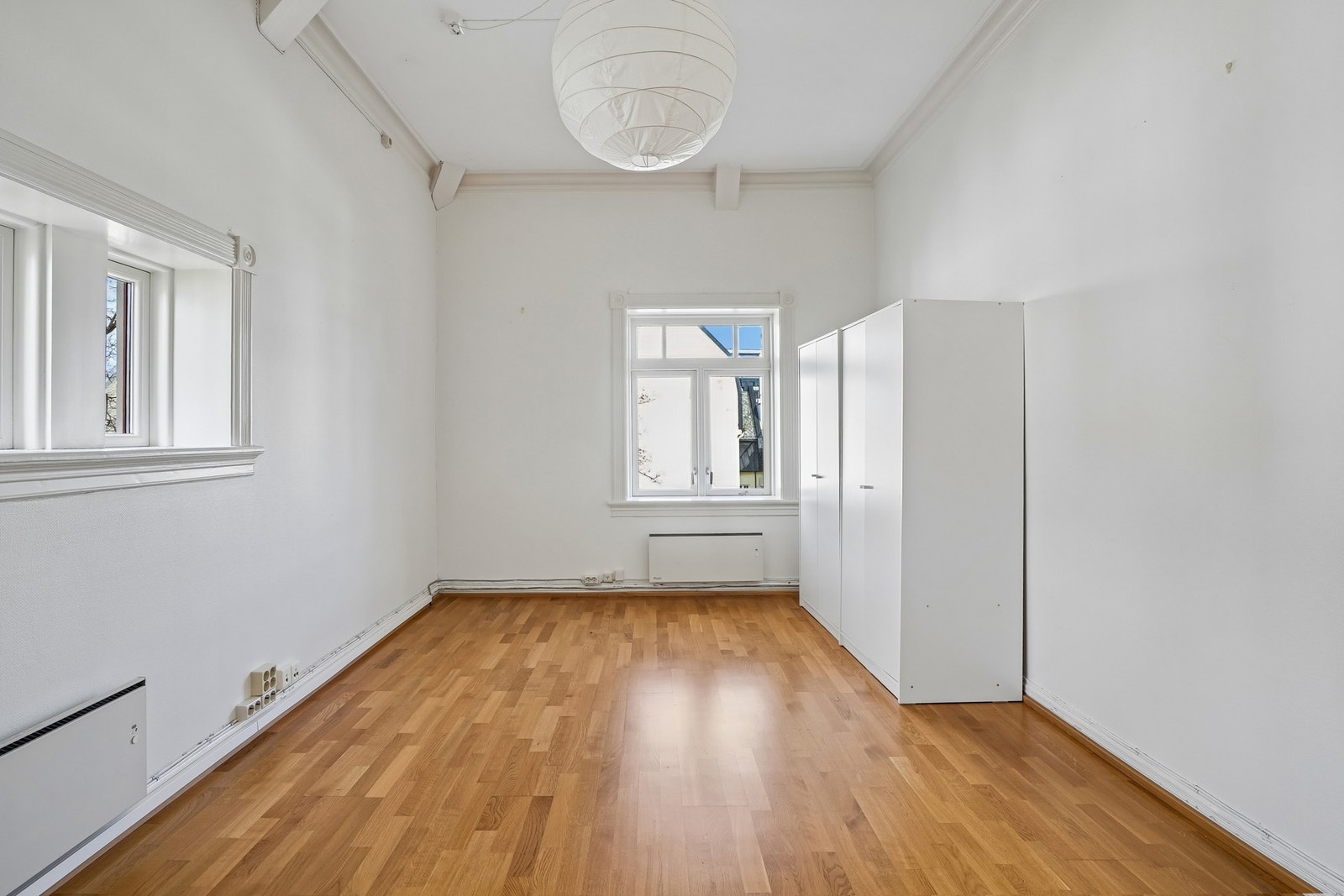 Et av soverommene er innredet med et stort garderobeskap. Galleribilde