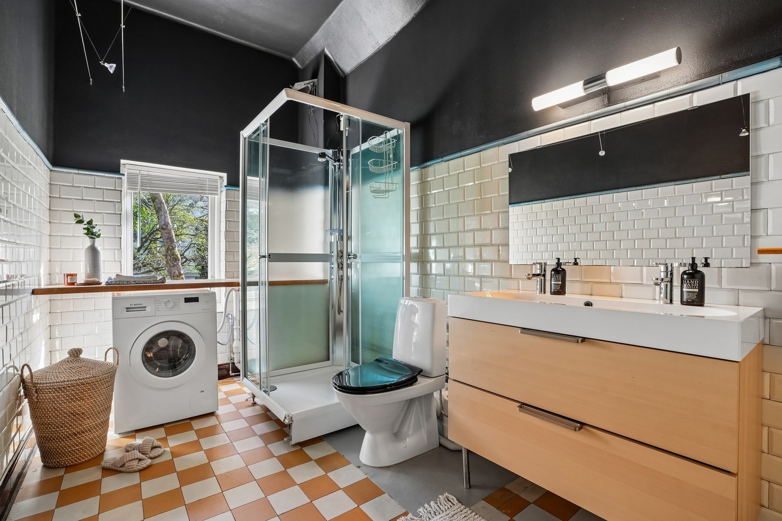 Hovedbadet ligger i 2. etasje, utstyrt med dusjkabinett og opplegg for vaskemaskin. Galleribilde