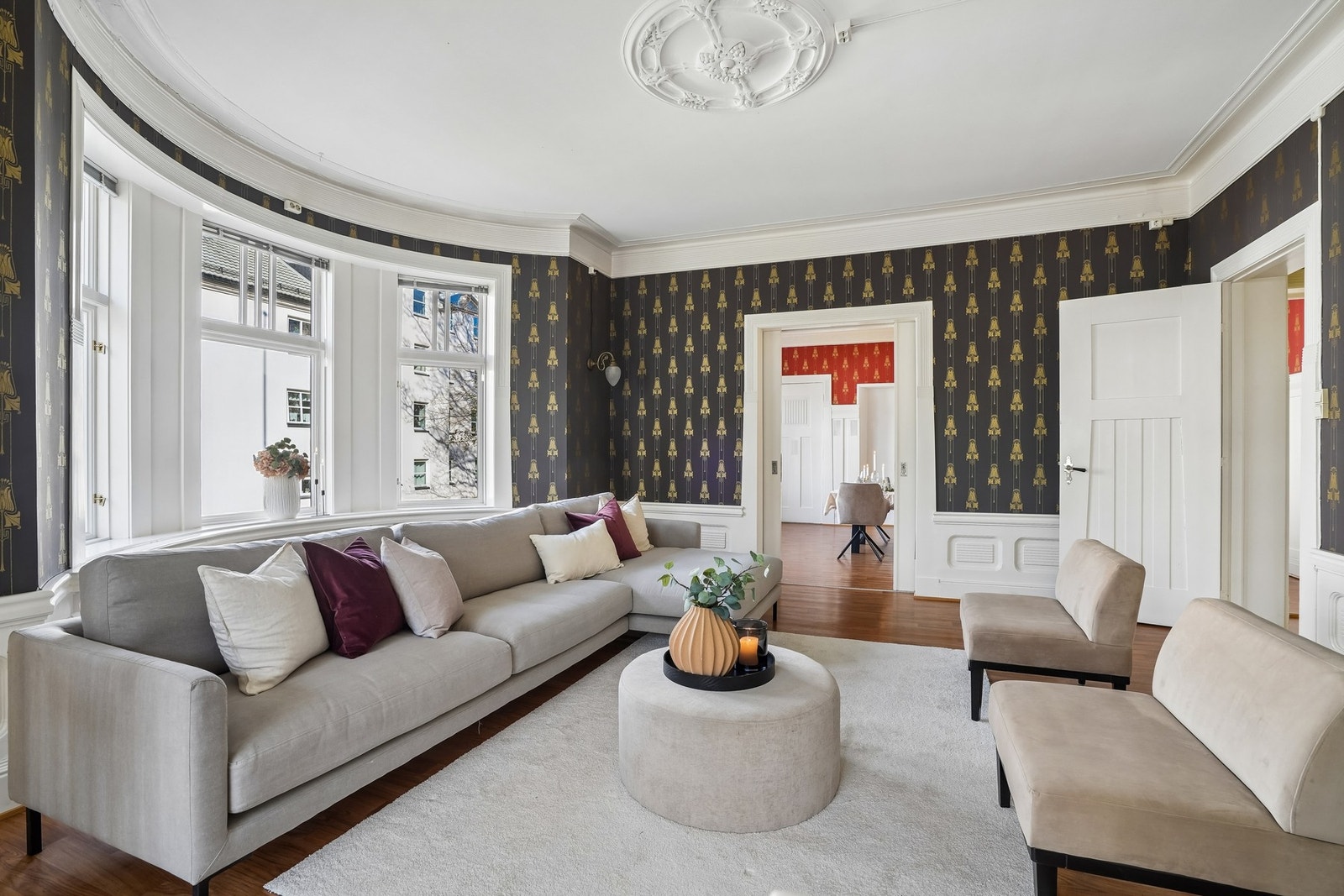Hovedstuen oppleves herskapelig, med brystningsspeil, nydelig takrosett og mørk tapet i ekte jugendstil. Galleribilde