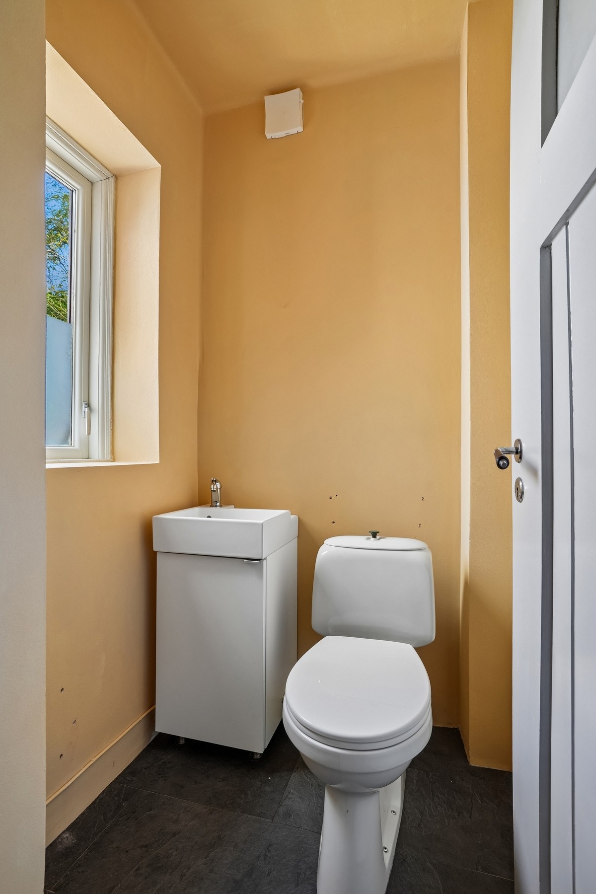 I tillegg til badet har boligen et dusjrom på nederste plan, samt to wc-rom i henholdsvis kjelleren og i 1. etasje. Galleribilde