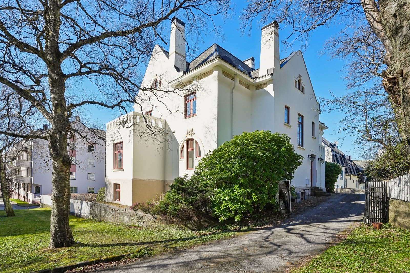 Villaen sto ferdig i 1907, og kalles Devoldvillaen på folkemunne. Galleribilde