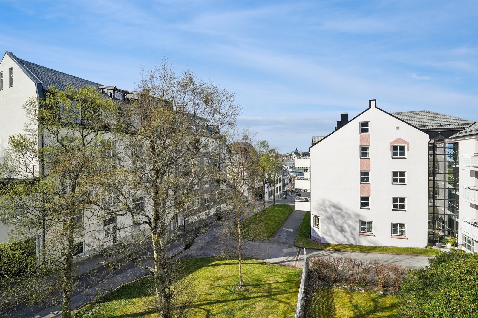 Du spaserer til Brosundet i rolig tempo på 3-4 minutter. Galleribilde