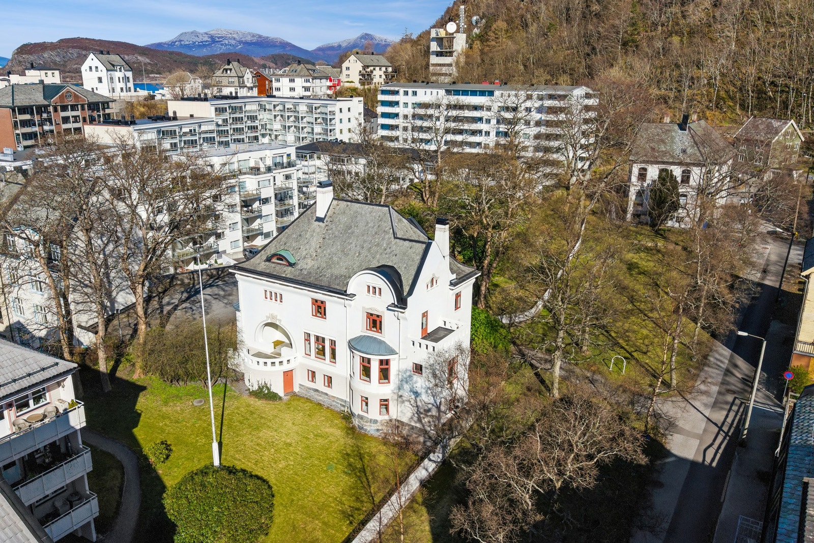 Den flotte hagen byr på mye boltreplass for store og små. Galleribilde