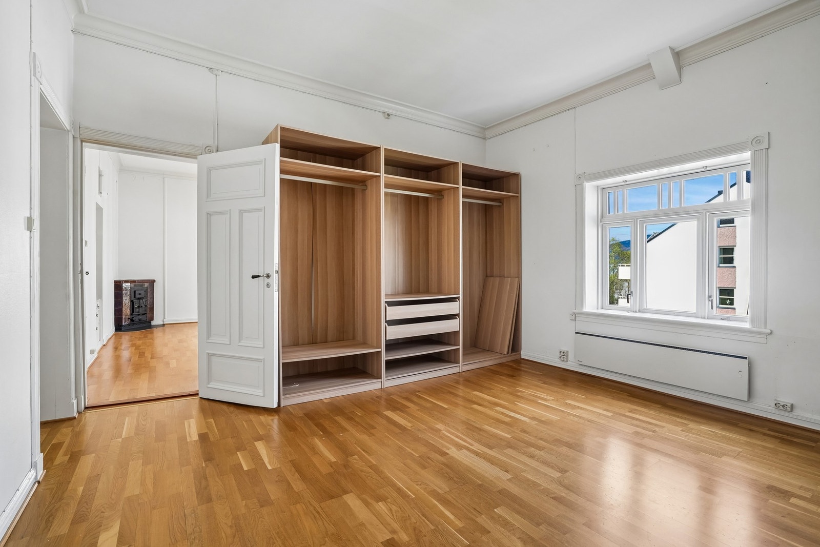 Garderoben har to store Pax-skap med skuffer, hyller og klesoppheng. Galleribilde