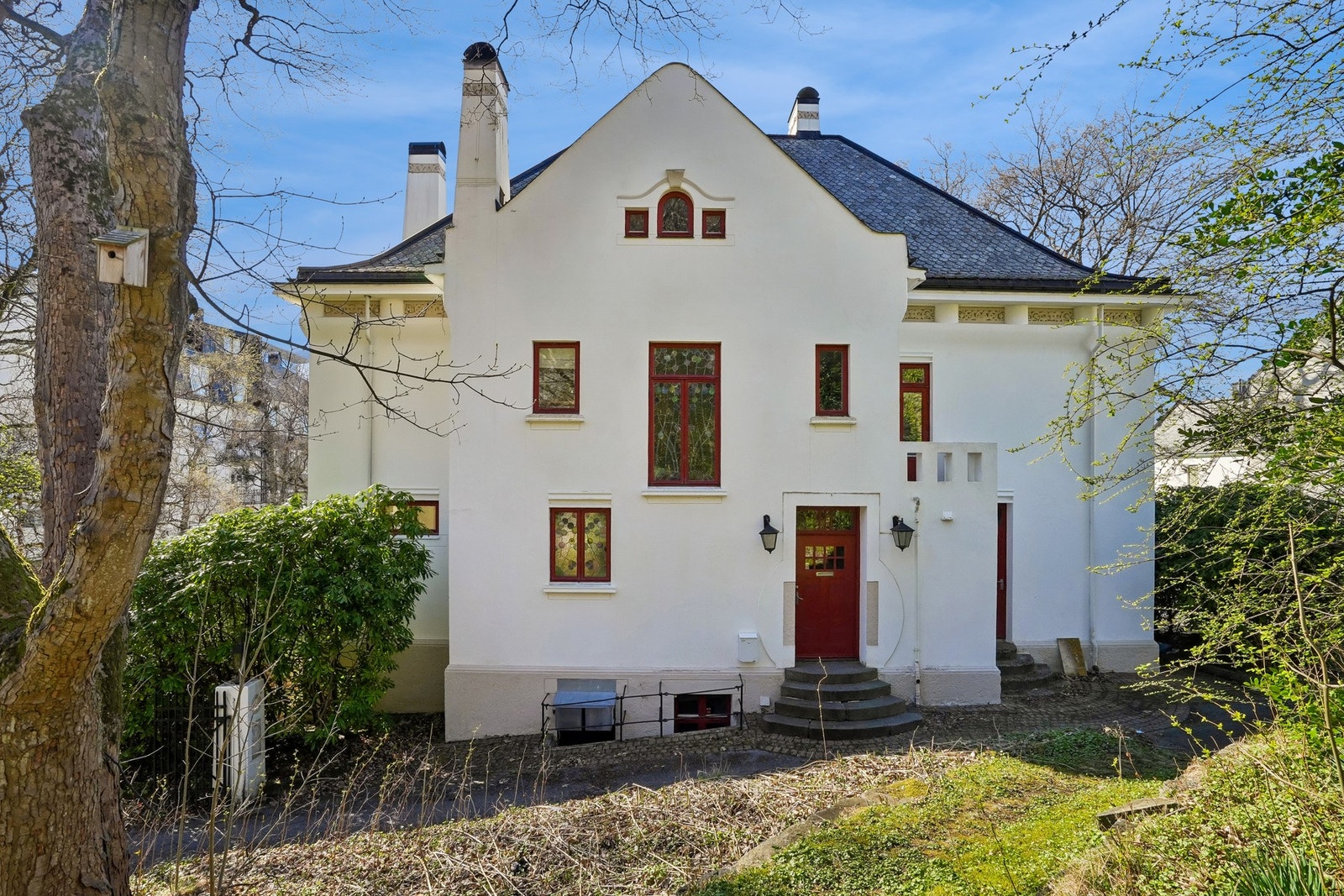 Hovedinngangen er godt skjermet på baksiden av huset. Galleribilde