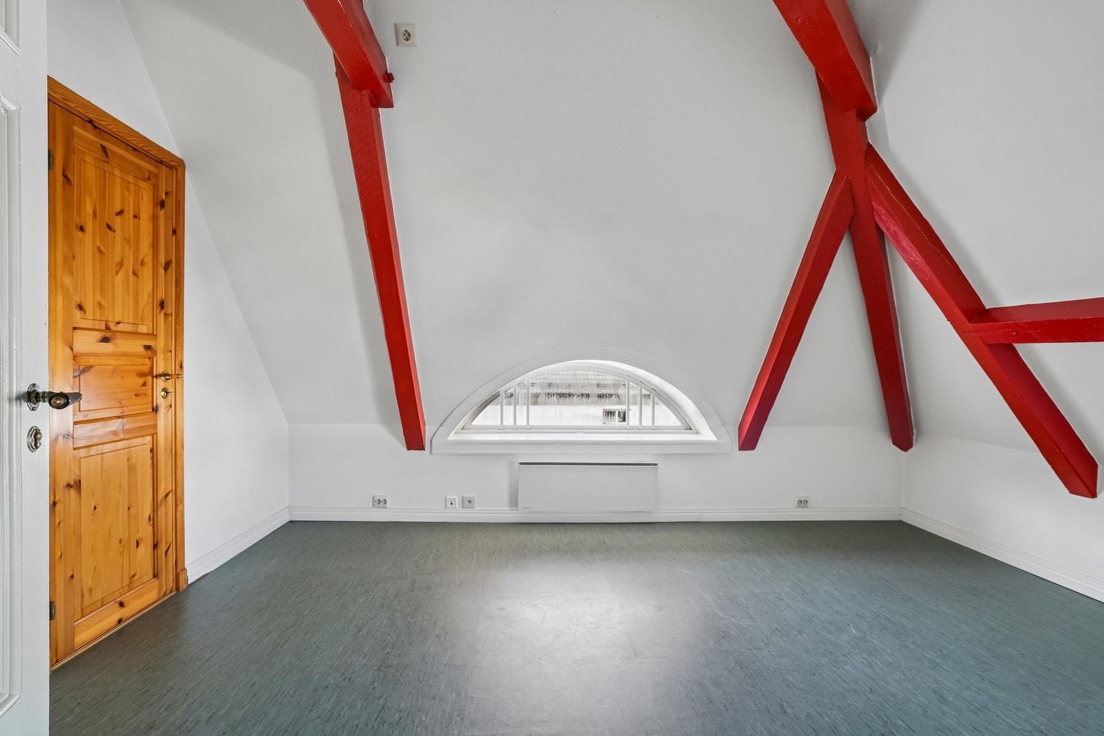 Ca. 515 kvm er fordelt på fire etasjer i jugendvillaen. Galleribilde
