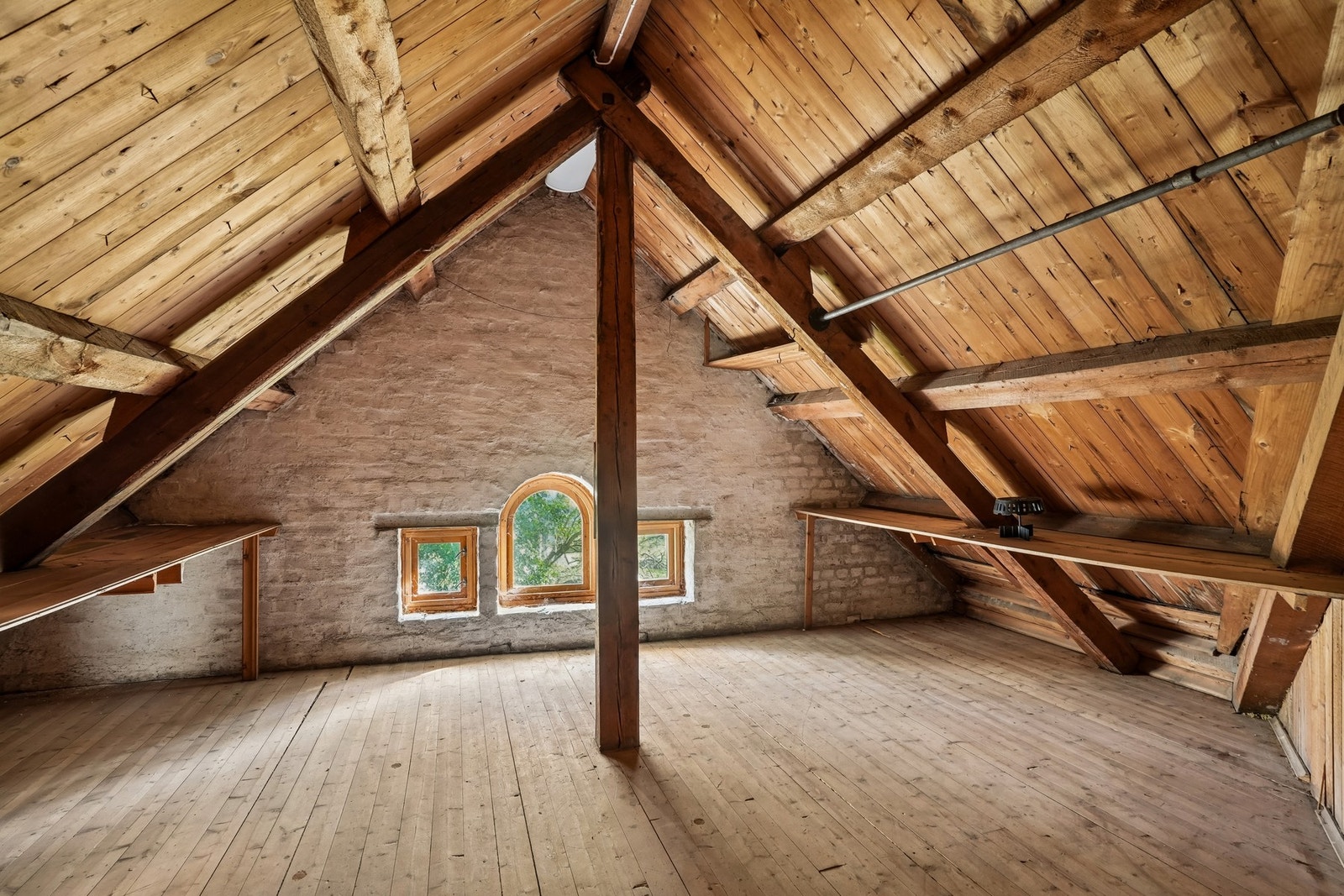 Rikelig med ekstra lagringsplass finnes i tre kjellerboder og store loftsboder. Galleribilde