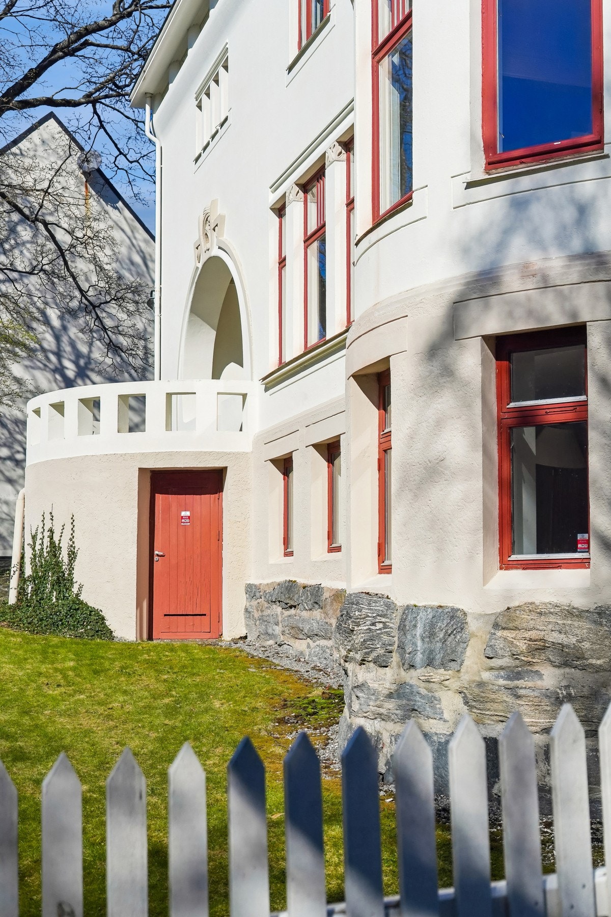 Arkitektens portefølje inkluderer også Svaneapoteket, Skien kirke og Fagerborg kirke i Oslo. Galleribilde