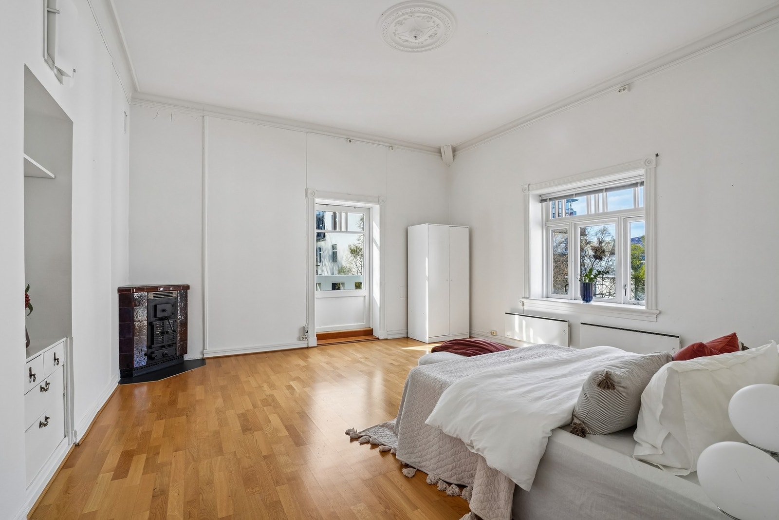 I huset er seks soverom fordelt med ett i 1. etasje og fem sammen i 2. etasje. Galleribilde