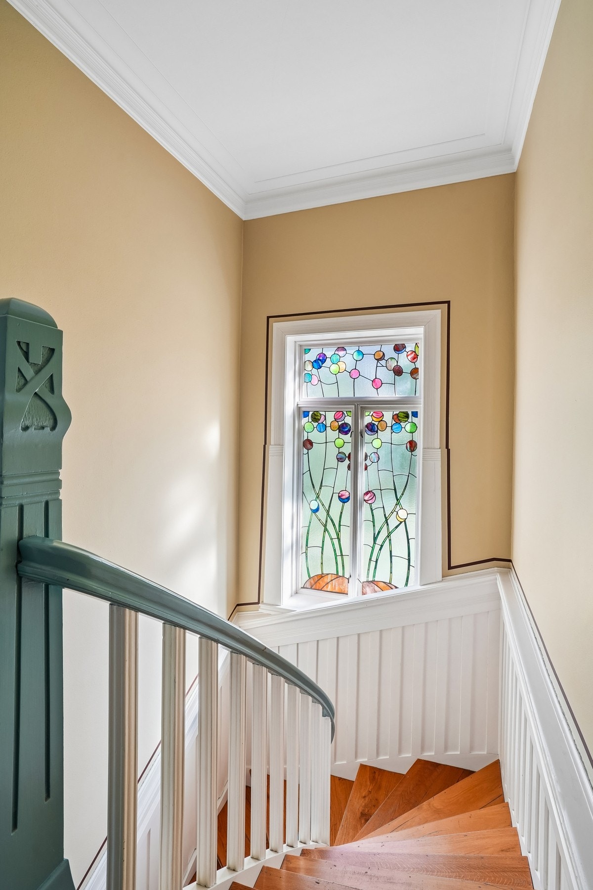 Også i trappen henger det et fantastisk glassmaleri, som er med på å gi huset særpreg og personlighet. Galleribilde