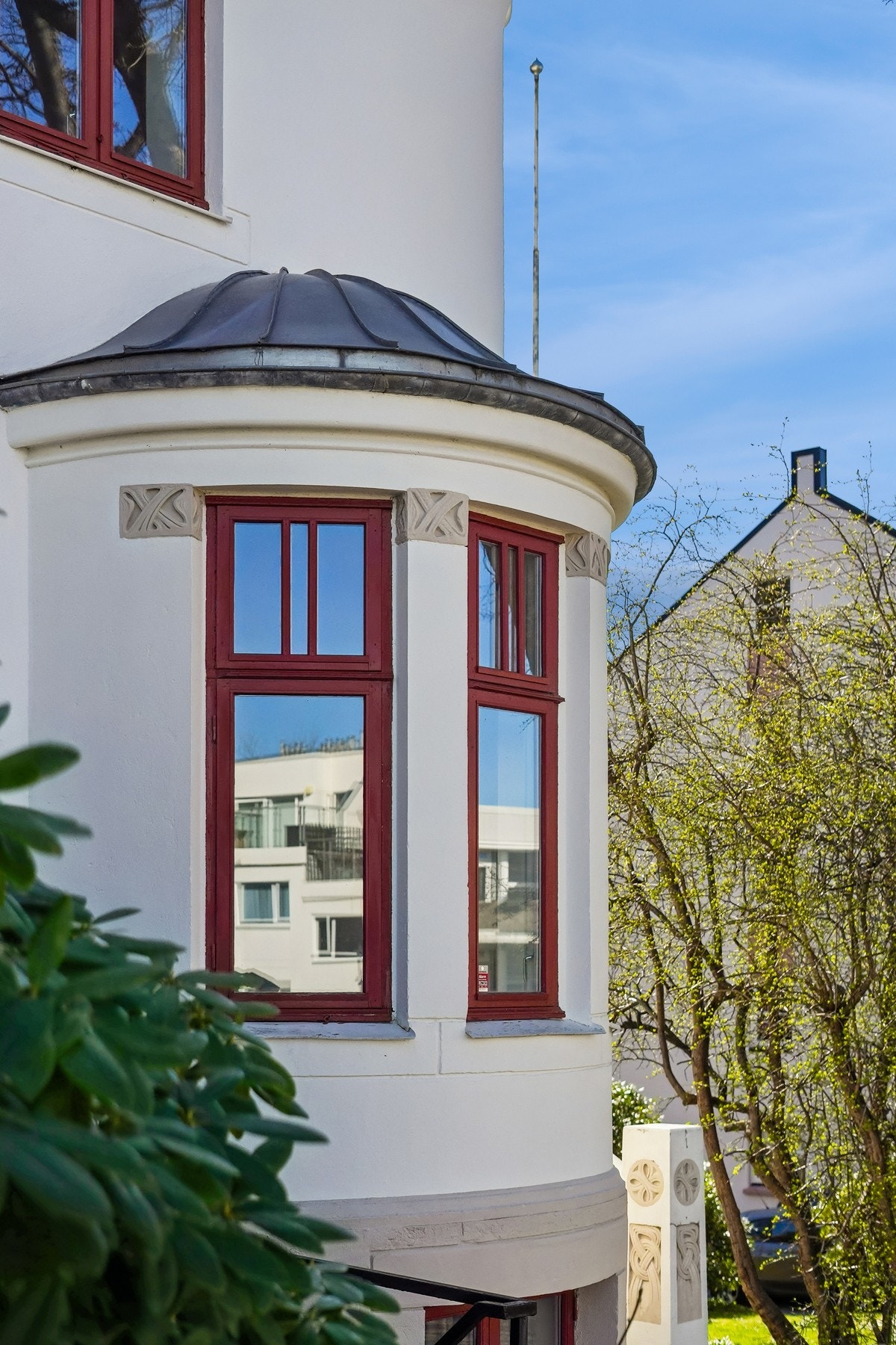 De dekorative elementene preges av arkitekt Schytte-Berg sitt egenartede uttrykk. Galleribilde