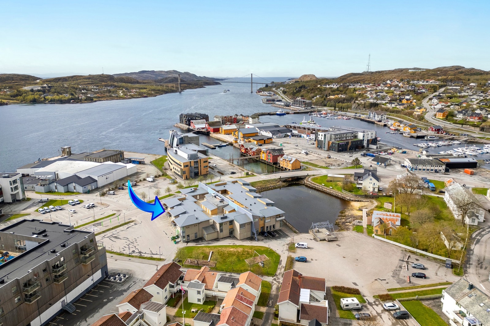Beliggende midt i Rørvik sentrum med gangavstand til sentrumsfasiliteter Galleribilde
