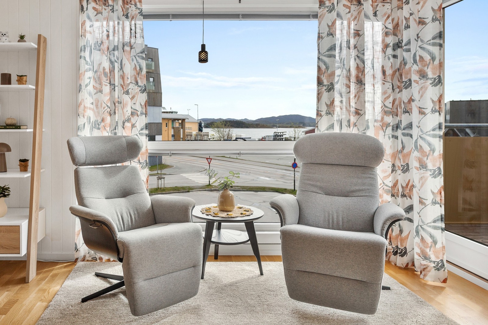 Her kan man nyte utsikten ut mot sjøen! Galleribilde
