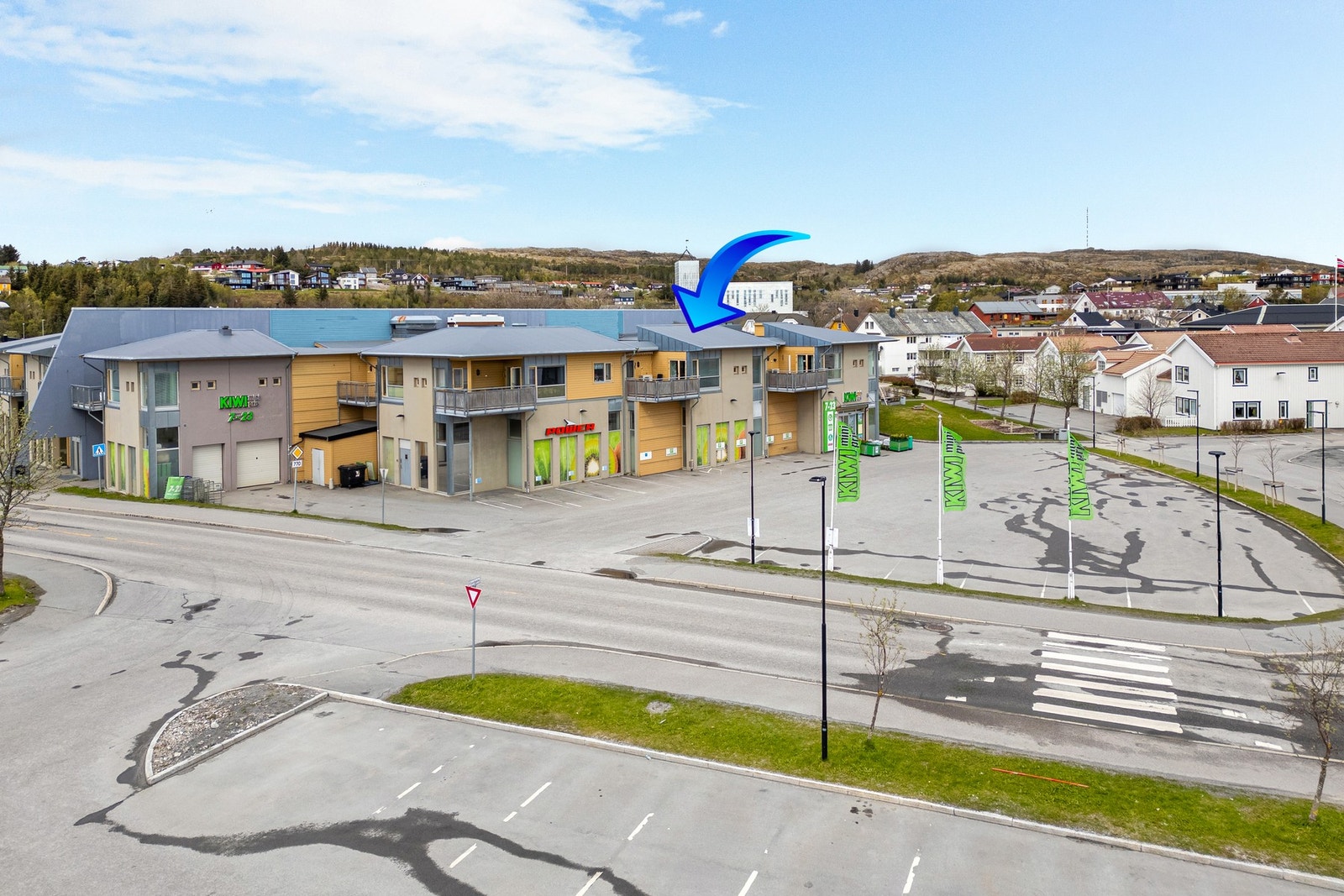 Byggets 1. etasje har bl. a. matbutikk. Galleribilde