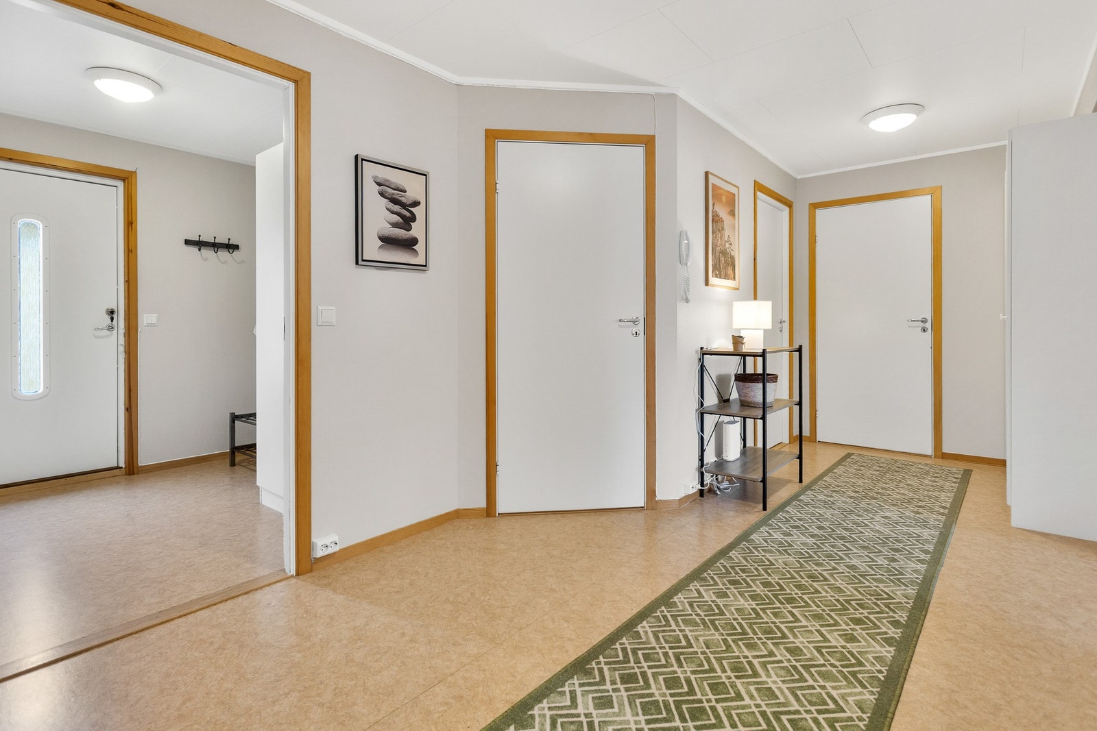 Gang med dør til tre soverom, bad, bod og entré/vindfang Galleribilde