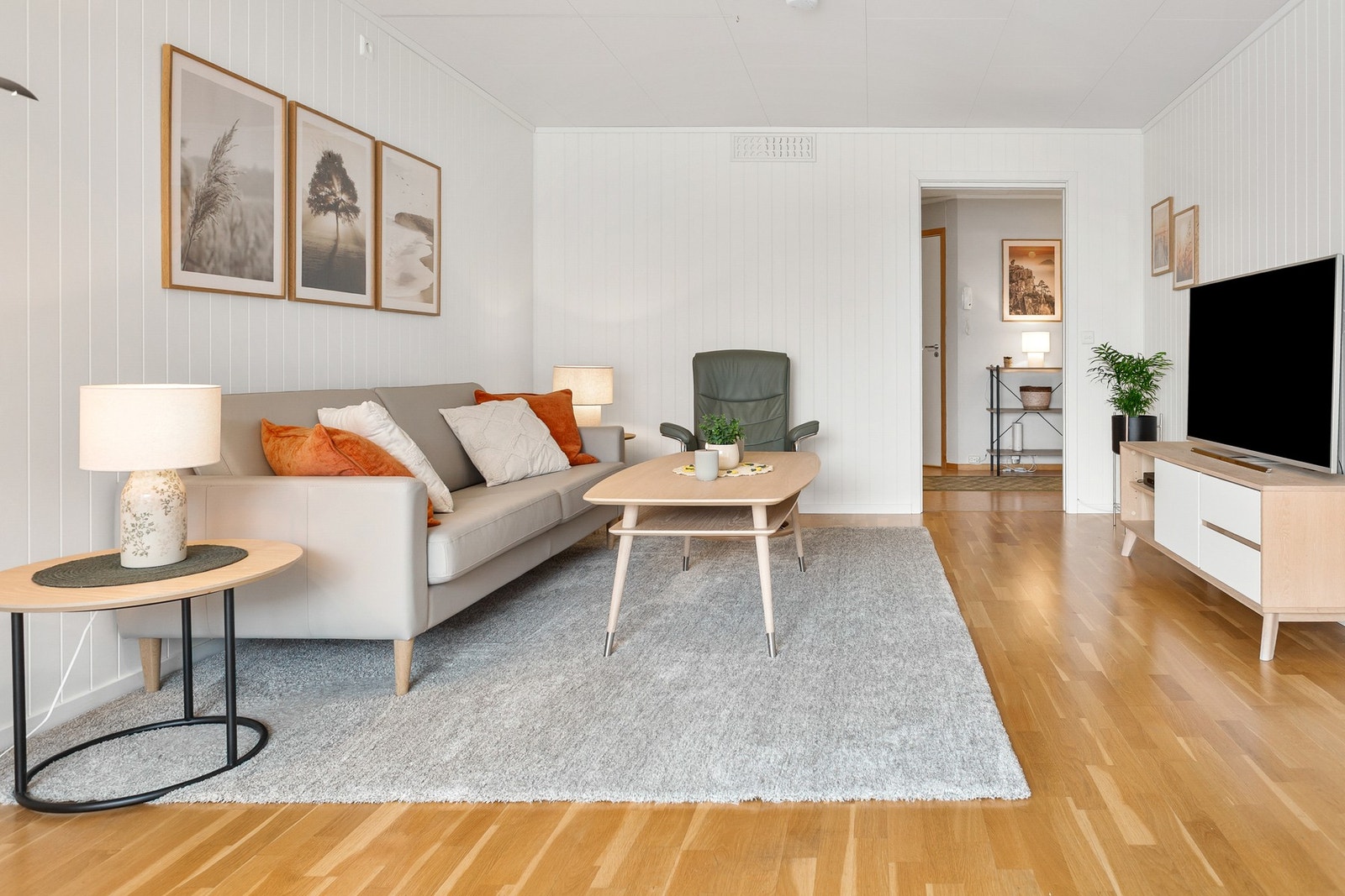 Det er også god plass til sofa med mediemøblement Galleribilde