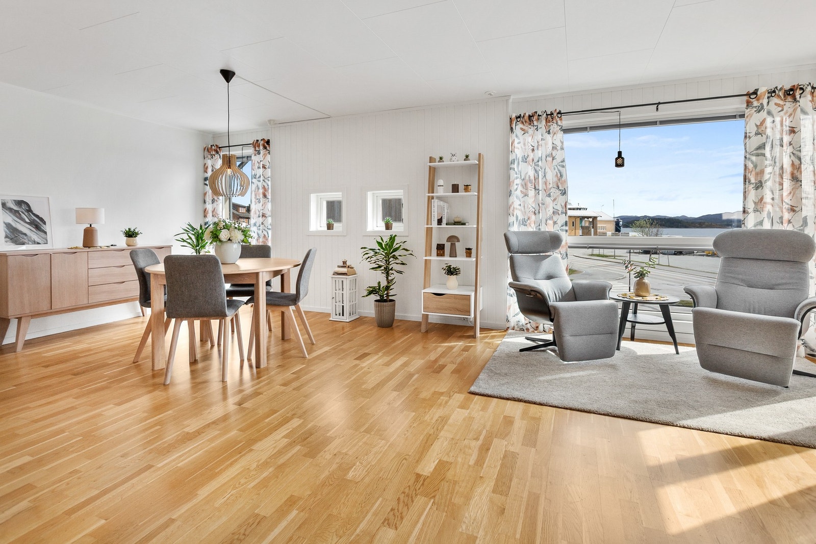 Stuen er romslig med god plass til flere sittegrupper! Vinduene sørger for mye dagslys inn i stuen Galleribilde