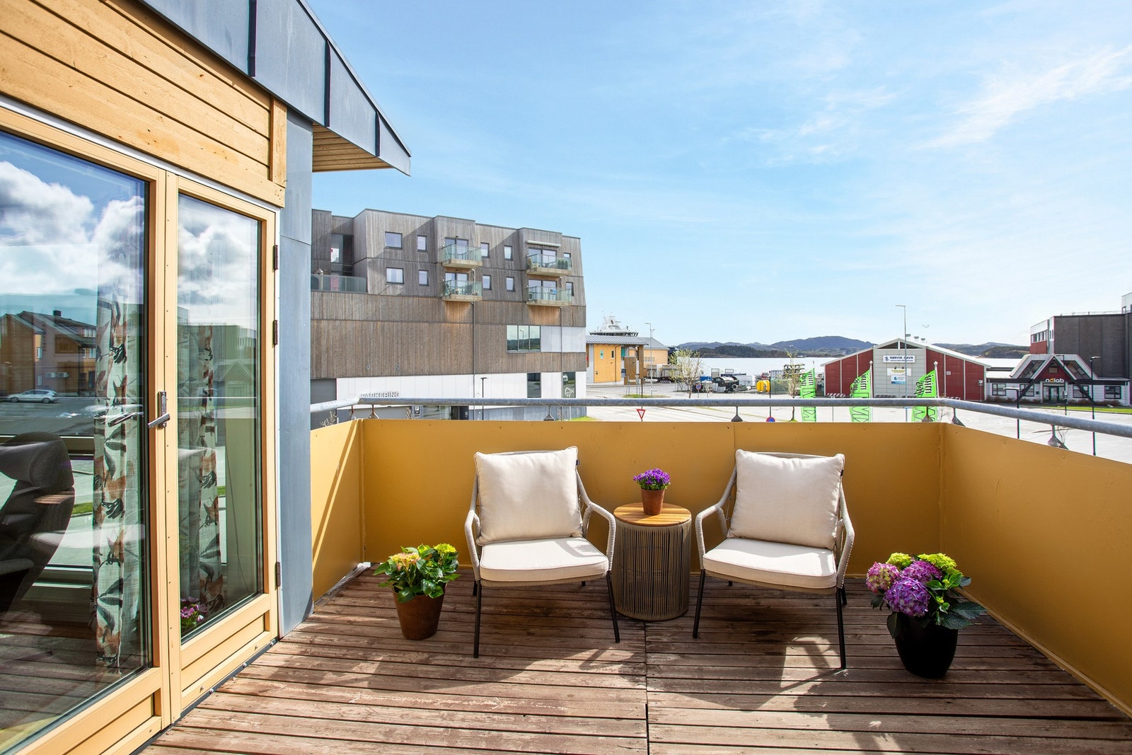 Leiligheten har en solrik terrasse med utsikt til sjøen! Galleribilde