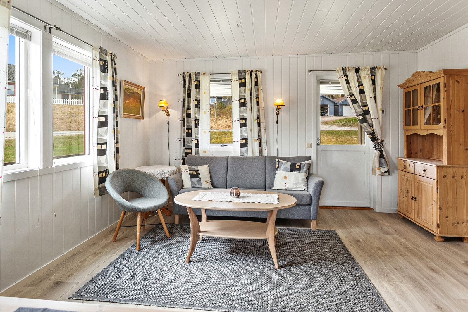 Stuen oppleves lys og innbydende med mye naturlig lysinnslipp. Galleribilde