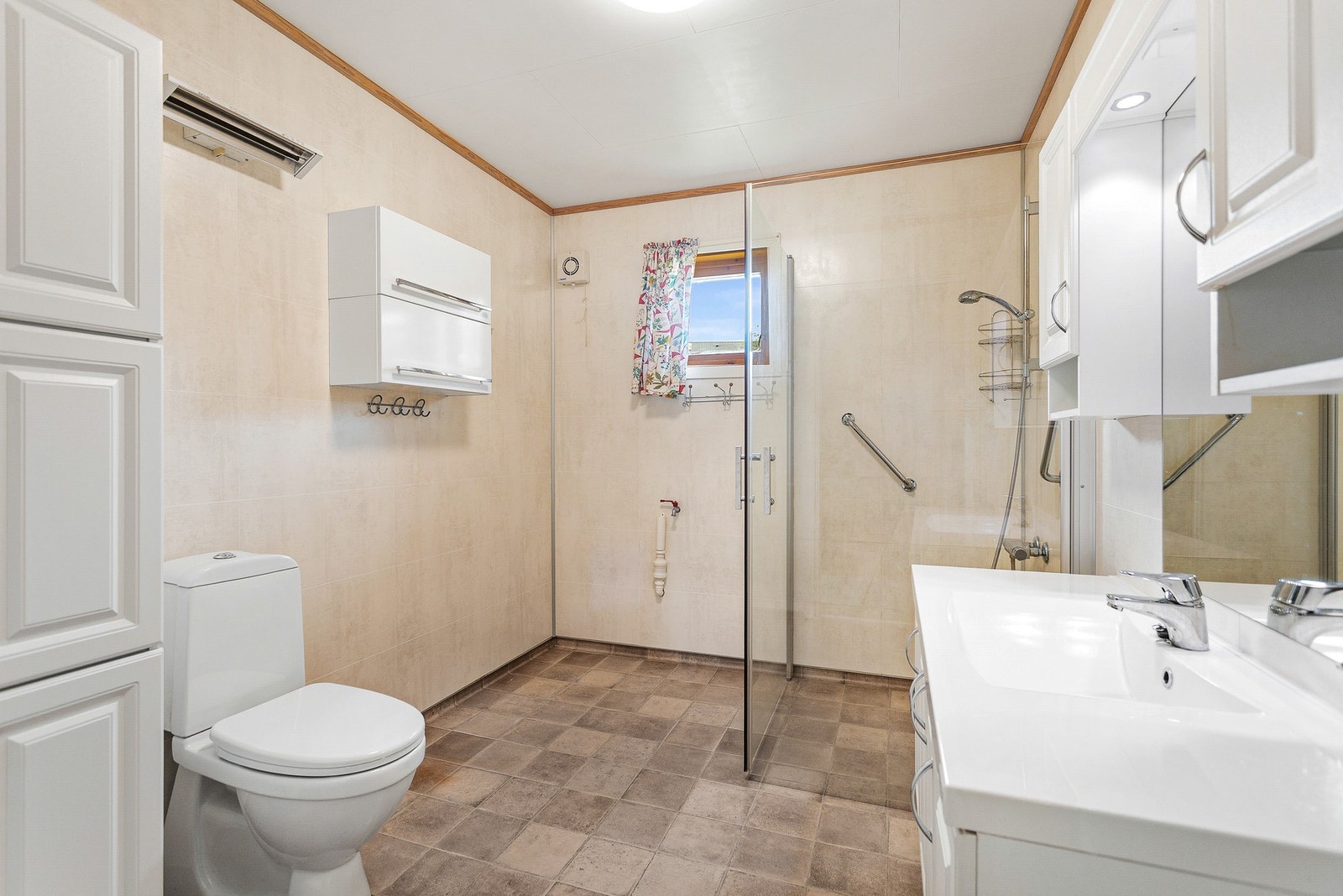 Badet har opplegg for vaskemaskin. Galleribilde