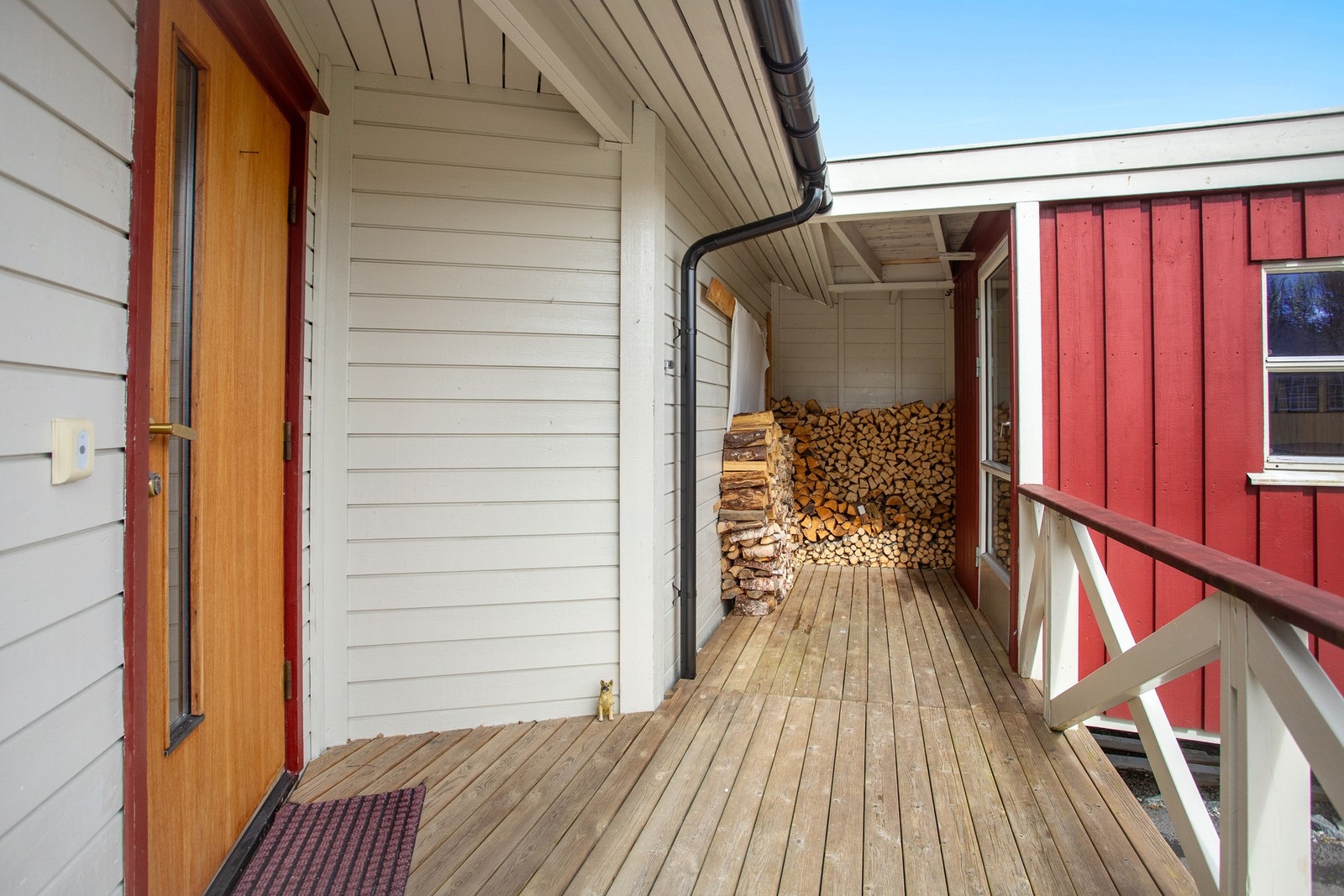 Ved inngang har man vedskjul Galleribilde